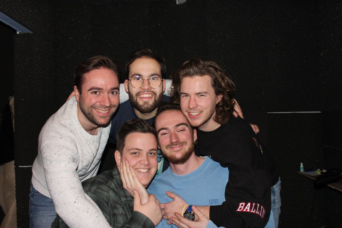De band lachend en omarmd backstage